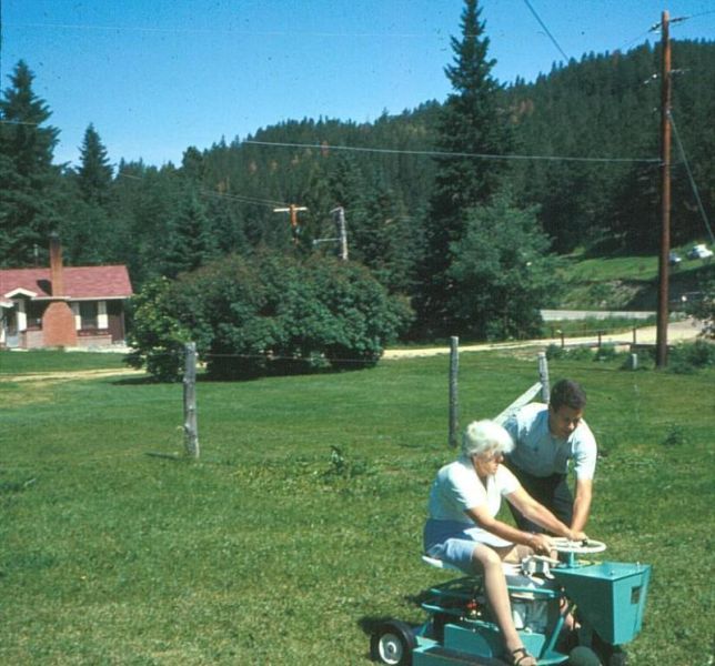 gal/Kryger Family Photos 1/moesje_on_the_mower-july_68.jpg